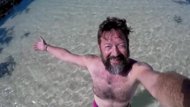 Homme Tombant Dans Eau Tout Faisant Selfie Concept Voyage — Video