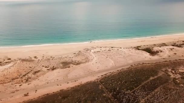 Vista Aérea Ondas Azuis Oceano Praia Areia Amarela — Vídeo de Stock