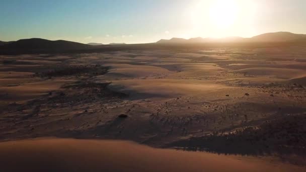 Vue Aérienne Des Dunes Sable Sur Fond Montagnes — Video