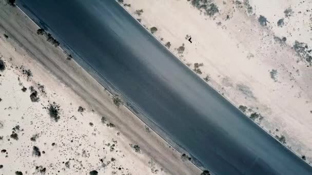 양쪽에 사막과 해변이있는 고속도로 아스팔트 — 비디오