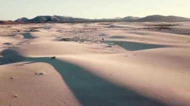 dağlar arka planda kumlu tepeleri havadan görünümü 