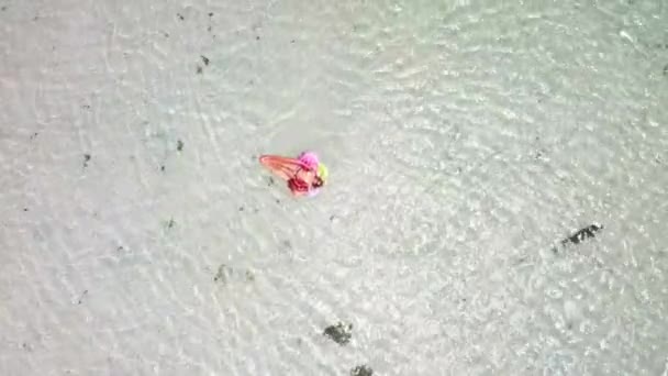 Mavi Tropikal Okyanus Gölündeki Lilo Şişme Yatağında Güneşlenen Genç Bir — Stok video