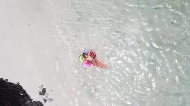 在蓝色热带海洋泻湖 一个年轻女子正在轻松自在地享受日光浴的航拍画面 — 图库视频影像