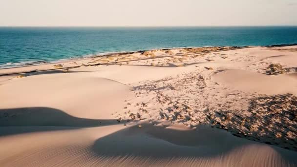 Luchtfoto Van Zandduinen Zee Achtergrond — Stockvideo