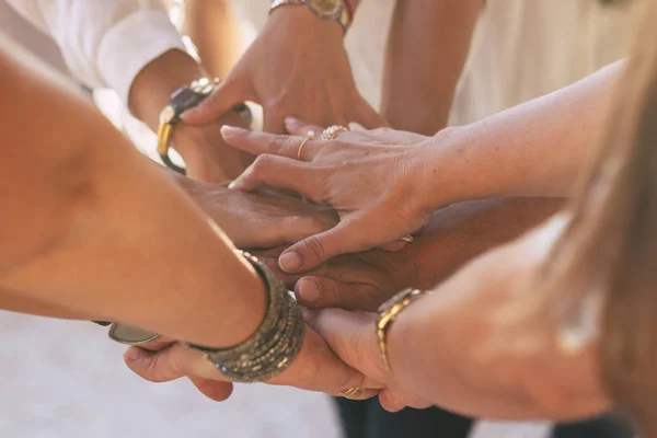 Zbliżenie Kobiet Ręce Trzymając Dotykając Siebie Dla Koncepcji Przyjaźni — Zdjęcie stockowe