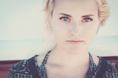 Odaklanmamış portre güzel bir kız modelin temiz gözlerine odaklanmış genç kız otur ve kameraya bak.