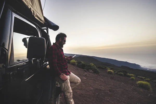 Adventure Explorer Traveler Man Use Cellular Phone Internet Connection Wild — Stock Photo, Image