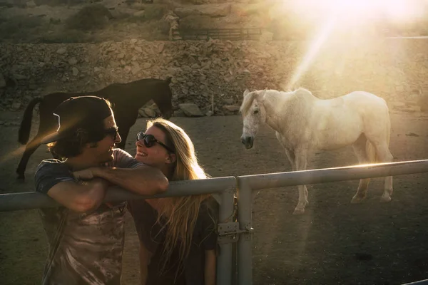 Genç Neşeli Insanlar Dışarıda Atlarla Romantik Ilişkileri Olan Mutlu Bir — Stok fotoğraf