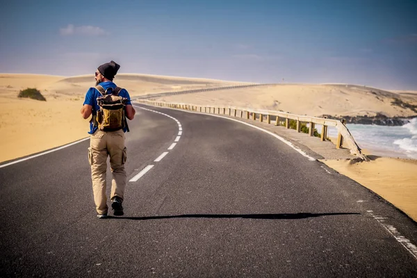 Homem Caminhando Meio Estrada Longo Caminho Com Deserto Ambos Lados — Fotografia de Stock