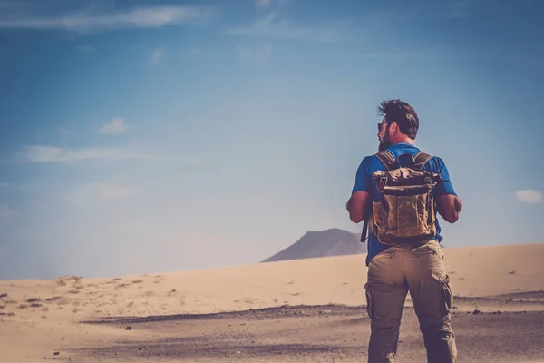 Hombre Pie Con Mochila Desierto Fondo — Foto de Stock