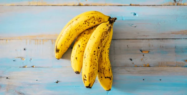Gule Bananer Blå Bordbakgrunn Tre – stockfoto