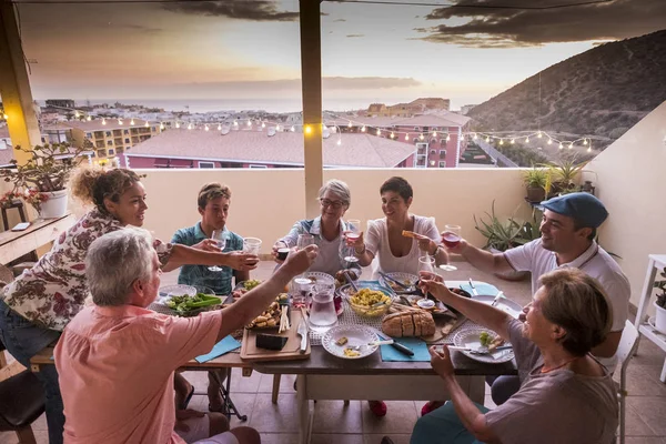 Grupo Amigos Padres Casa Cenando Juntos Tintineando Vasos Con Bebidas —  Fotos de Stock