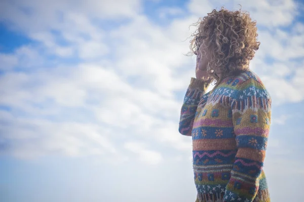 Donna Con Colorato Caldo Fatto Mano Maglione Cercando All Aperto — Foto Stock