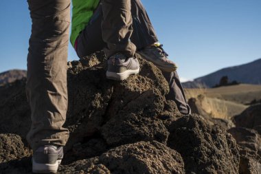 Tanınmayan insanlar dağlarda yürüyüş yapan birkaç yürüyüşçü.