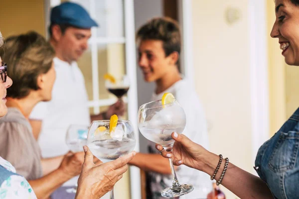 Mensen Die Samen Toosten Met Glas Cocktails Vriendschap Familie Hebben — Stockfoto