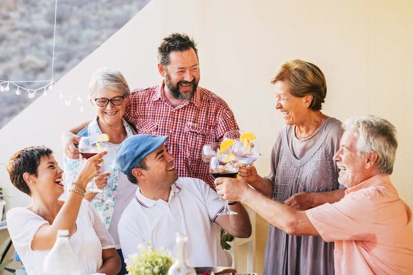 Groep Van Verschillende Leeftijden Generaties Hebben Plezier Samen Toasten Klappen — Stockfoto