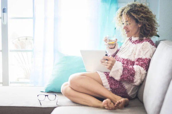 Mulher Muito Jovem Casa Bebendo Água Desintoxicação Usando Dispositivo Tablet — Fotografia de Stock