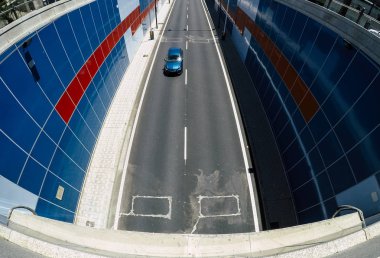 Siyah düz yol asfalt ile sürüş araba üst görünümü  