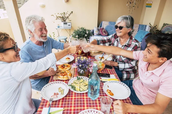 Grupo Generaciones Mixtas Personas Divierten Juntas Durante Almuerzo Casa Terraza —  Fotos de Stock