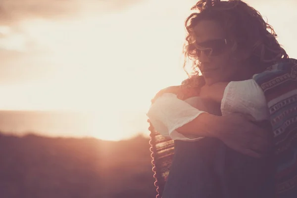 Erwachsene Junge Frau Sonnenbrille Sitzt Draußen Auf Sonnenuntergang Hintergrund — Stockfoto