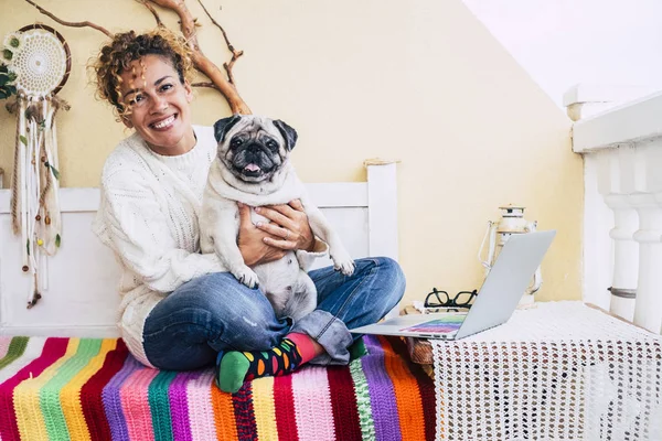 Mujer Abrazando Perro Pug Terraza Aire Libre Casa —  Fotos de Stock