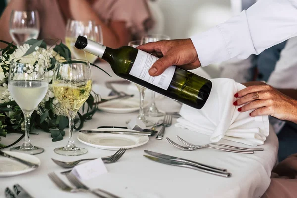 Close Van Ober Hand Gieten Wijn Glas Tafel — Stockfoto