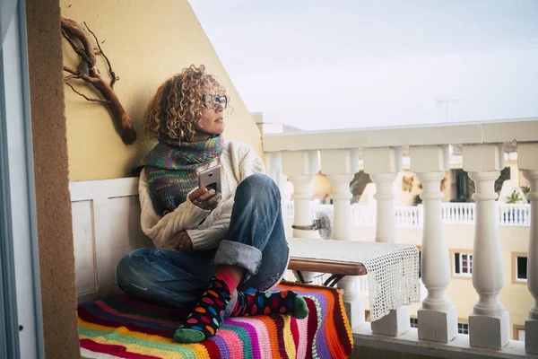 Mujer Reflexiva Con Teléfono Inteligente Terraza Casa — Foto de Stock