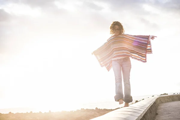 Femeie Zâmbitoare Poncho Hippy Colorat Mers Jos Timpul Apusului Soare — Fotografie, imagine de stoc