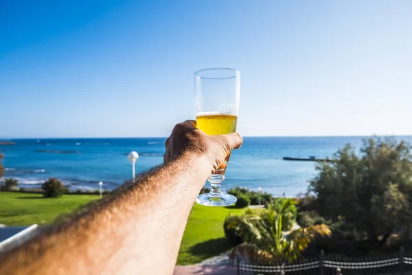Primer Plano Mano Masculina Con Pinta Cerveza Disfrutando Vacaciones Verano — Foto de Stock