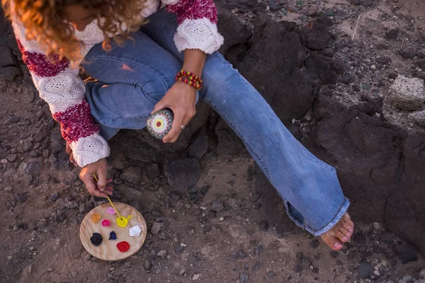 Woman Painting Stone Outdoors Brush Paints Painting Mandala — Stockfoto