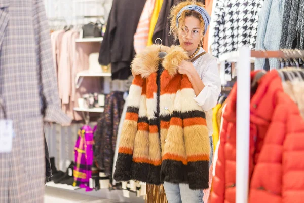 Mulher Branca Comprando Jaqueta Moda Para Temporada Outono Shopping — Fotografia de Stock