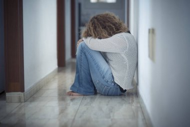 Yalnızlık ve depresyon hastalığı konsepti. Üzgün bir kadının kendini kucaklaması.