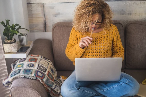 Vrouw Werkt Een Bank Met Moderne Laptop Computer — Stockfoto