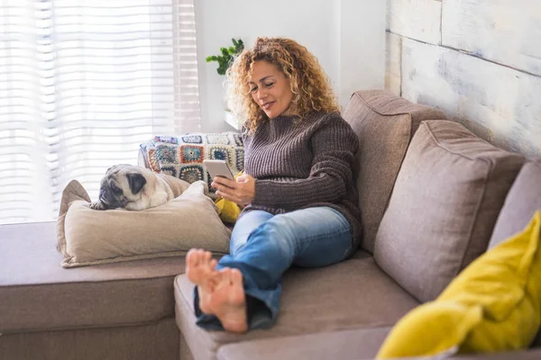 Mujer Adulta Con Tecnología Tipo Dispositivo Teléfono Móvil Pantalla Mensaje — Foto de Stock