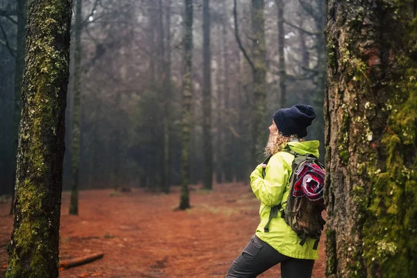 Schöne Junge Frau Trekking Aktiven Lebensstil Mit Erstaunlicher Natur Rund — Stockfoto