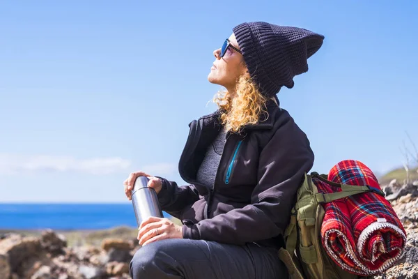 Schöne Junge Frau Trekking Aktiven Lebensstil Mit Erstaunlicher Natur Rund — Stockfoto