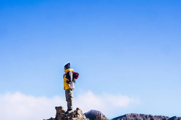 Ensam Man Trekking Äventyr Upptäck Aktivitet Berg Med Ryggsäck — Stockfoto