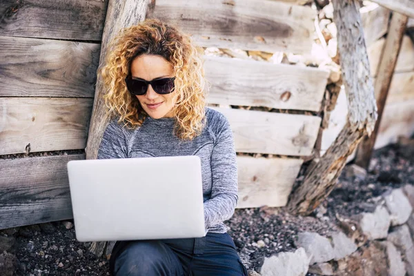 Attractive People Adult Blonde Woman Use Laptop Computer Outdoor — Stock Photo, Image