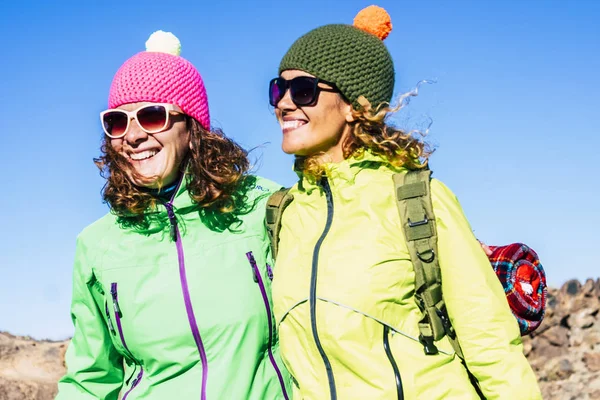 Coppia Amici Donne Montagna Divertirsi Nella Loro Avventura Viaggio — Foto Stock