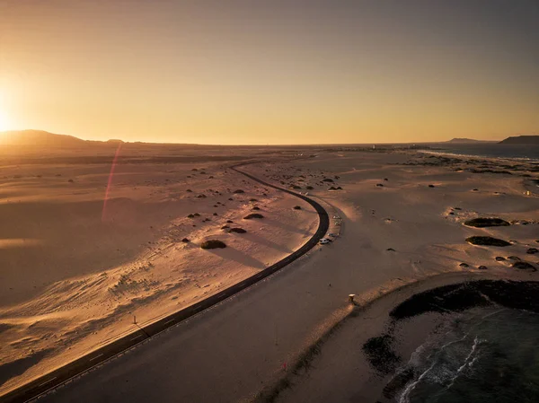 Вид Воздуха Черную Асфальтовую Дорогу Посреди Пустыни Пляжа — стоковое фото