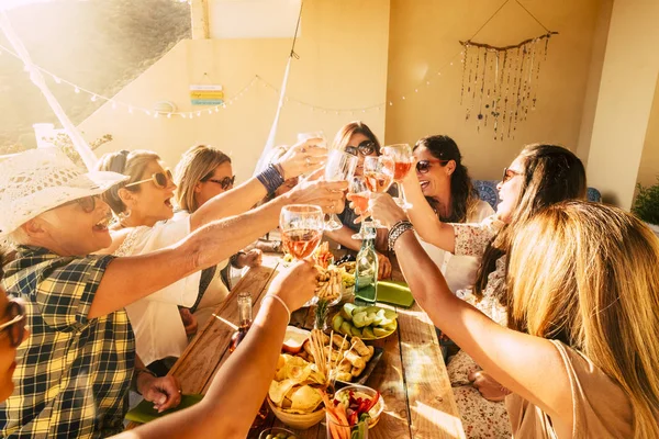 陽気幸せな混合世代 赤ワイングラスをクリックしている年齢の女性は皆友情で楽しみを持っています 女性の友人のグループのための屋外お祝いレジャー活動 — ストック写真