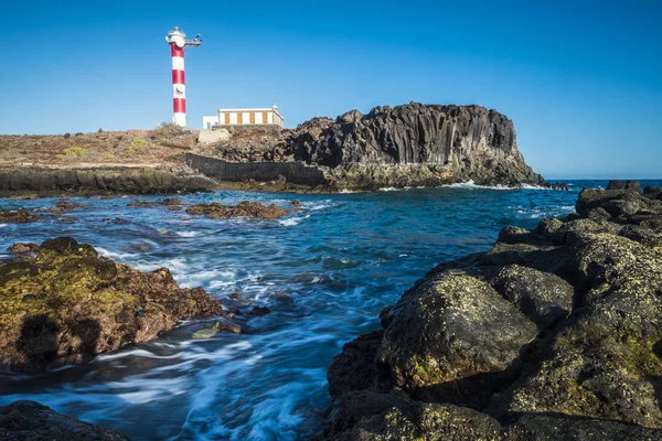 美丽的风景 海岸上的经典灯塔和蓝天背景的蓝色海洋 — 图库照片