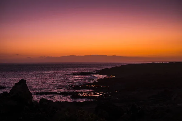 Coucher Soleil Romantique Pittoresque Sur Côte Avec Plage Vagues Tranquilles — Photo