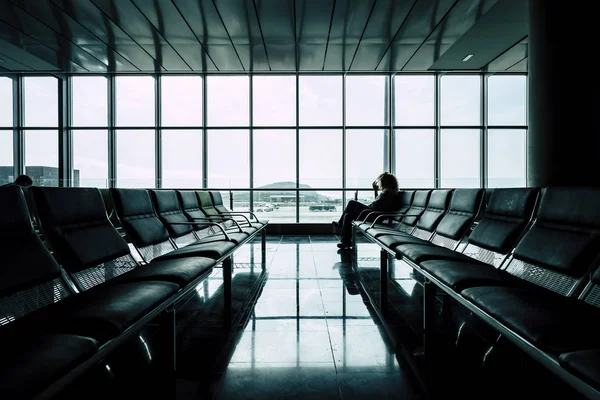 Woman Waiting Her Flight Airport Gates Area — Zdjęcie stockowe