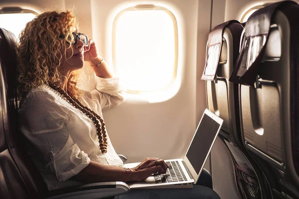 Biznes Dorosłych Piękne Kręcone Blondynka Podróżować Samolocie Podłączony Internetu Nowoczesnym — Zdjęcie stockowe