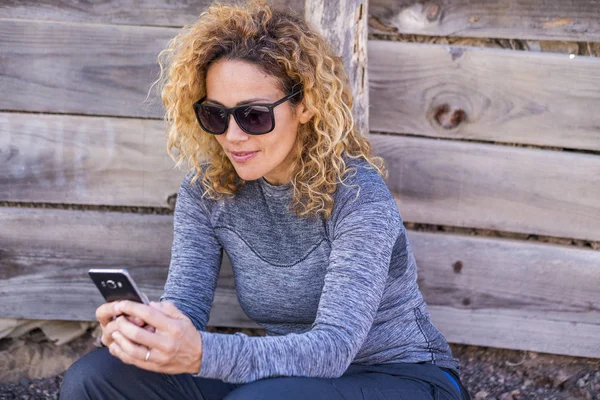 Hermosa Atractiva Mujer Con Gafas Sol Está Utilizando Mirando Teléfono —  Fotos de Stock