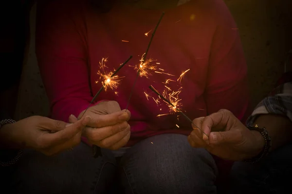 Perto Mãos Com Sparkler Mãos Noite Celebrando Ano Novo — Fotografia de Stock