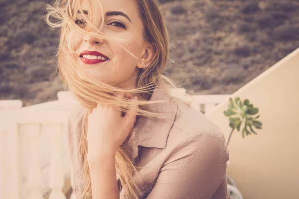 Retrato Chica Sonriente Con Lápiz Labial Rojo Pelo Largo Rubio — Foto de Stock