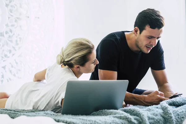 Young Couple Laying Bed Working Laptop Bedroom — Stock Photo, Image