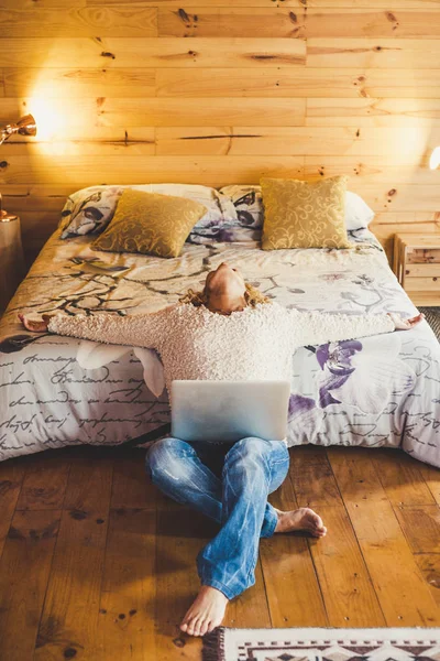 Entspannte Frau Hause Oder Hotelzimmer Mit Computer Laptop — Stockfoto